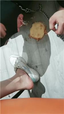 【灵魂晴】运动鞋白袜气味辱/脚下喂食 JS250118-51