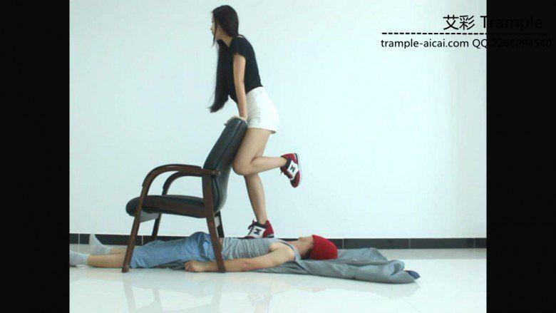 漂亮老师天依女主运动鞋践踏贱狗在贱狗身上跳起椅子舞！