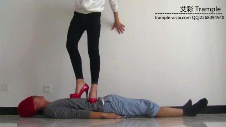 瑶主与闺蜜高跟鞋靴全力践踏脚下贱狗！