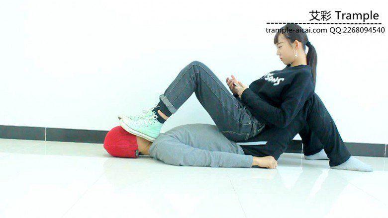 00后天使女主坐在人体家具上玩游戏，舔裸足！