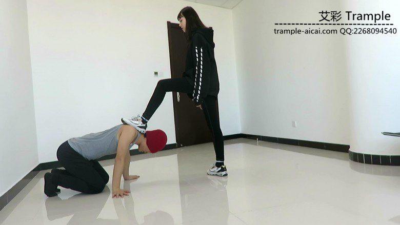 00后天使女主踢裆暴打贱狗逼迫其钻跨踩头羞辱！