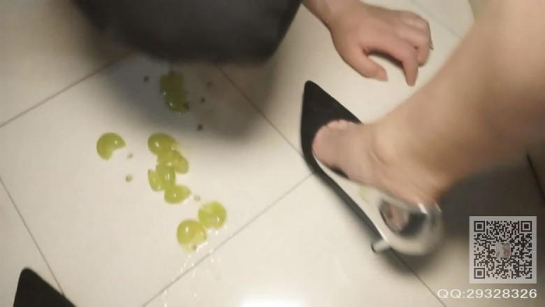 美诺女主在卫生间对贱奴的踩踏喂食