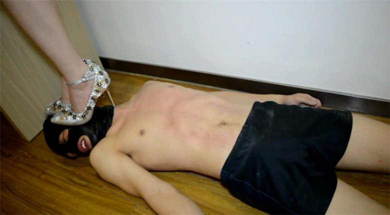 『奴隶岛』—钢跟绣花鞋踩踏