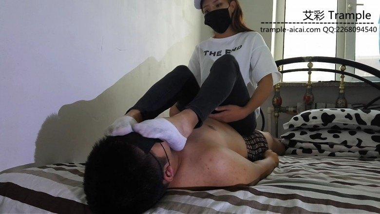 鸽宝原创真实一个月脏袜子调教舔舐塞嘴坐脸