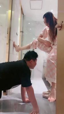 【长沙雪王】绿帽伺候女友起床洗漱 B2217