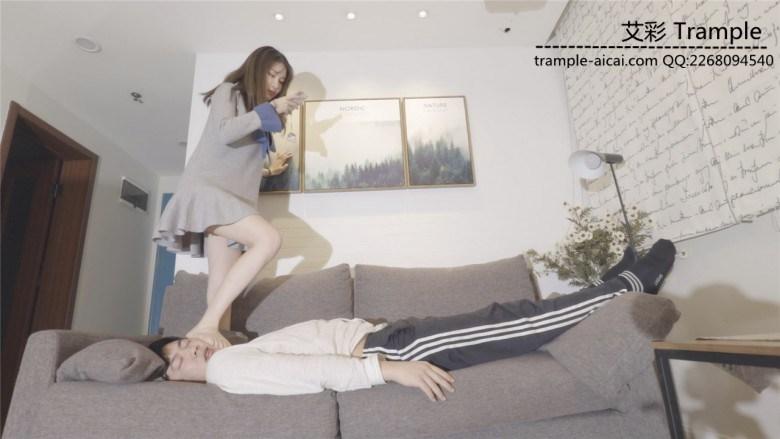 小美女沙发踩头蹬脸