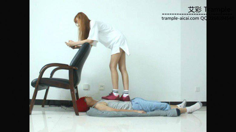 00后天使女主运动鞋白棉袜全体重踩头！