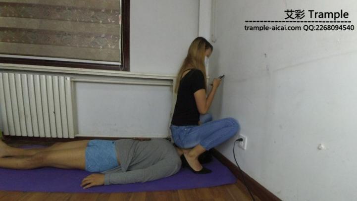 长腿性感妹子牛仔裤坐脸