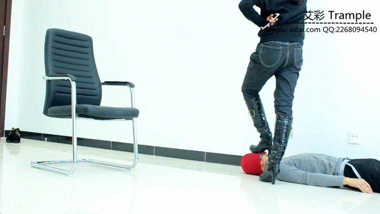 00后天使女主长靴骑乘贱狗散步,全体重踩踏踩下体! 00后天使女主长靴骑乘贱狗散步,全体重踩踏踩下体!