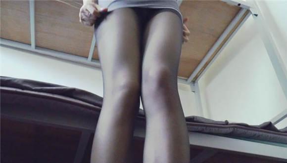 馨雨起床换丝袜