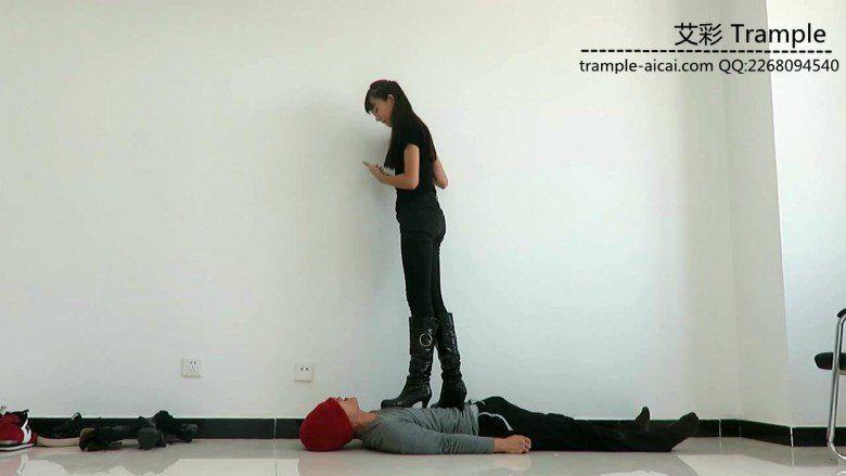 00后天使女主皮靴骑乘贱狗爆踢肋骨全体重踩！