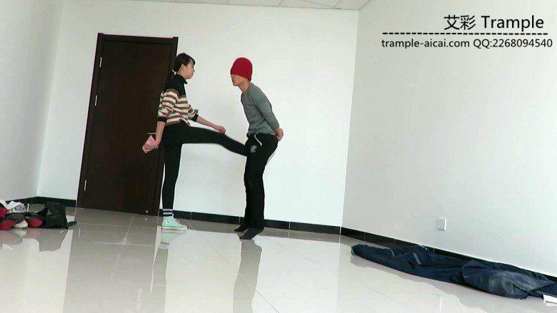00天使女帆布鞋踢裆踩头羞辱！
