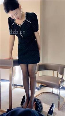 【潘妮女王】喂口水/黑丝高跟美腿踩虐