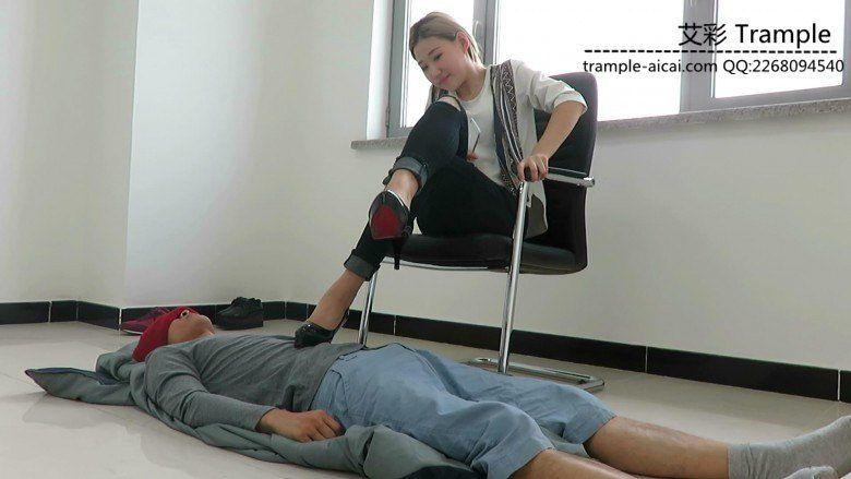 冰冰女主黑高跟羞辱脚踏垫！