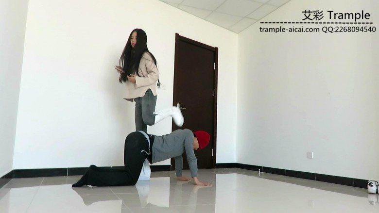 天依女主骑乘贱狗，骑马骑脖子！