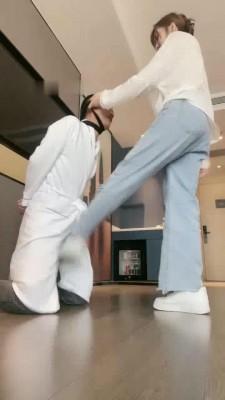 【调教视频】【辣妈】小白鞋碾压-骑马踢裆/舔地上浓痰/腿绞掐脖窒息