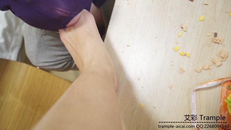 学生妹裸足踩舌头