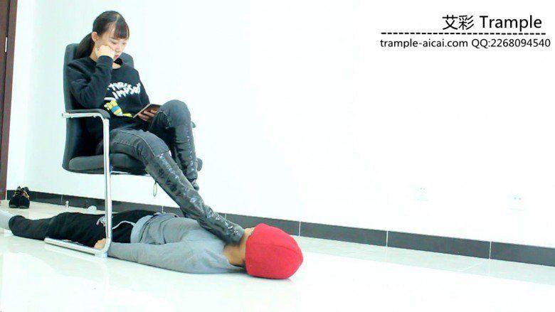 00后天使女主长靴骑乘贱狗散步,全体重踩踏踩下体! 00后天使女主长靴骑乘贱狗散步,全体重踩踏踩下体!