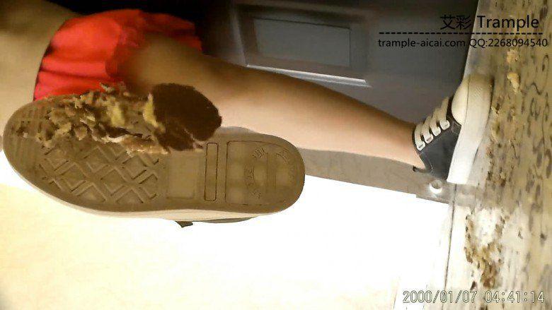 【晓公主】帆布鞋踩枕头丝脚碾碎蛋糕