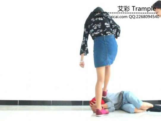 瑶主与闺蜜长靴+高跟+运动鞋玩弄贱狗！