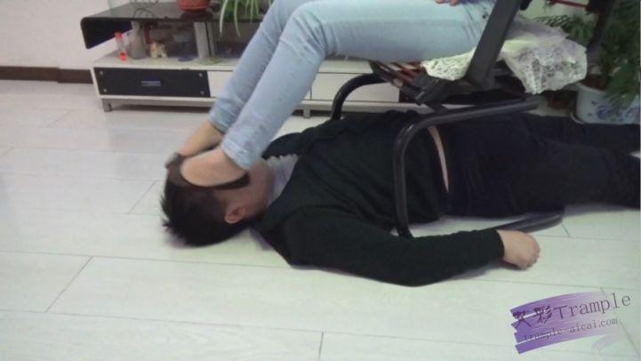 奴隶给主人按摩