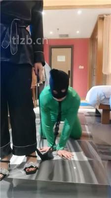 【冷御女王】胯下遛狗/脚喂食/踩踏/品尝臭脚