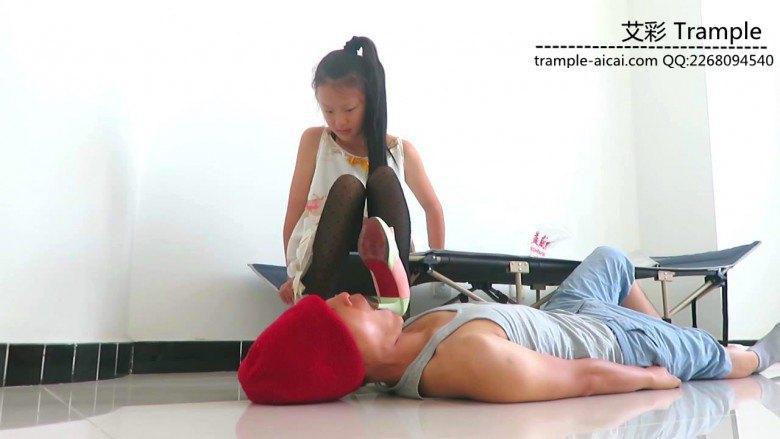 00后晓女主高跟插嘴踩虐人肉地毯鞋榻！