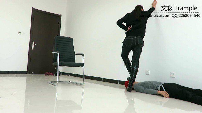 00后天使女主长靴骑乘贱狗散步,全体重踩踏踩下体! 00后天使女主长靴骑乘贱狗散步,全体重踩踏踩下体!