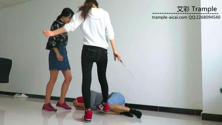 瑶主与闺蜜长靴+高跟+运动鞋玩弄贱狗！