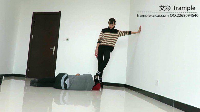 00后女主高跟踩踹贱狗身体下体！