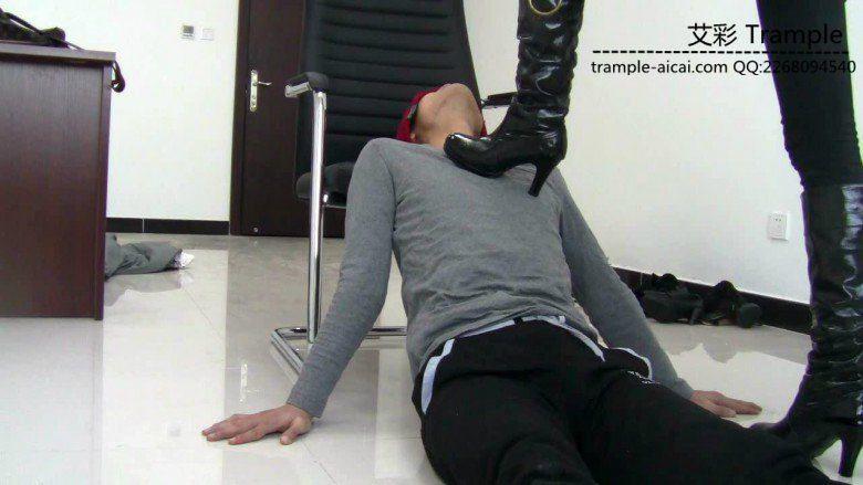 00后女主长靴坐脸窒息虐踩下体！