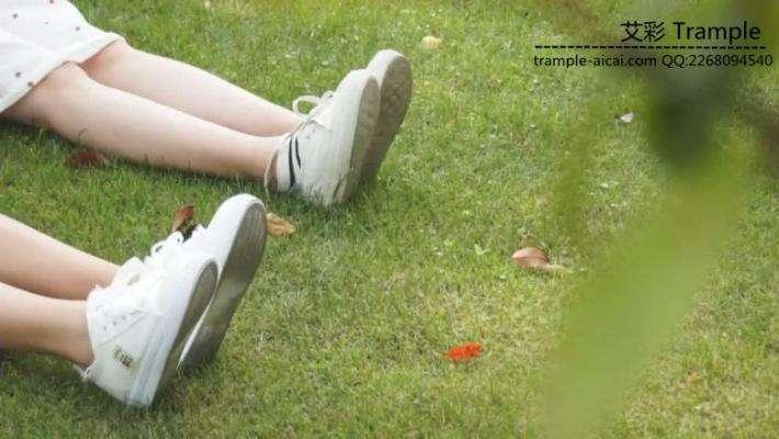 大一两位美女学生的户外美足秀