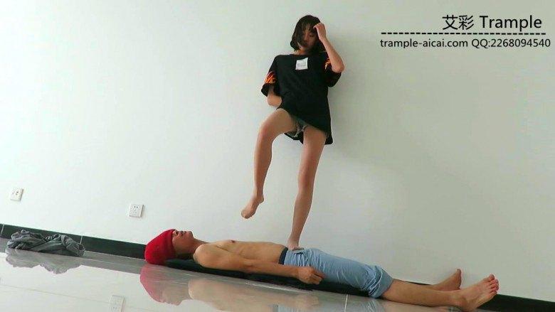 00后天使女主肉丝踩头踏步踩下体！