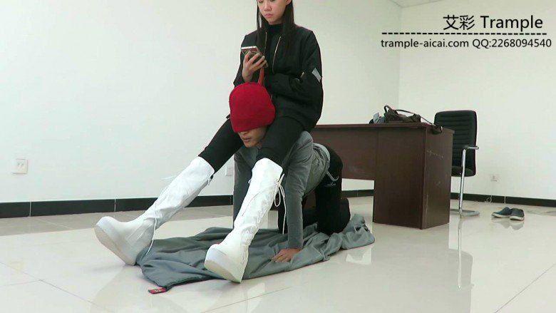 00后天使女主白长靴骑坐贱狗，膝盖跪压贱狗身体！