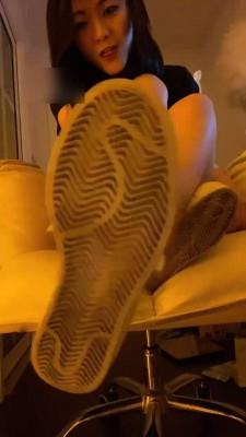 【调教视频】【第一视角】不知名美女无底线羞辱合集2