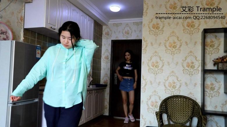 喵学姐第一次面对镜头 舔她棉袜