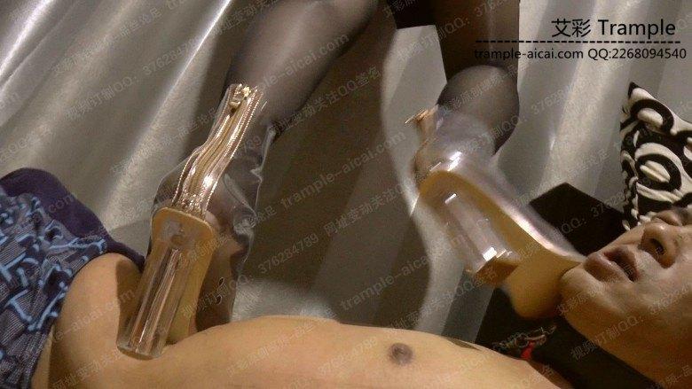 黑丝透明靴子踩死贱奴