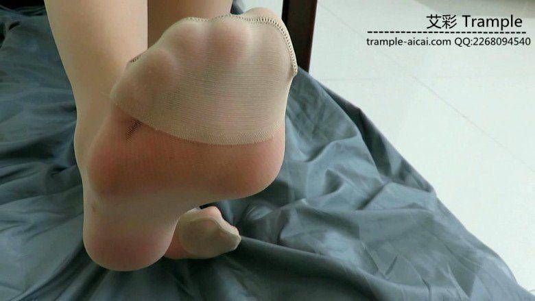 超漂亮天依女主肉丝近景踩贱狗头部骑乘散步十分清晰！