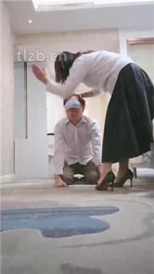 【嗯哼】高跟裸足恋足舔/胯下辱/骑狗背