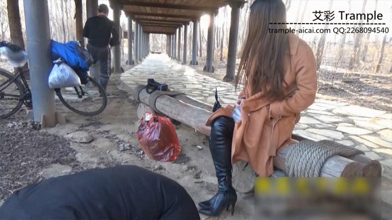 傲柔公园强迫奴跪拜