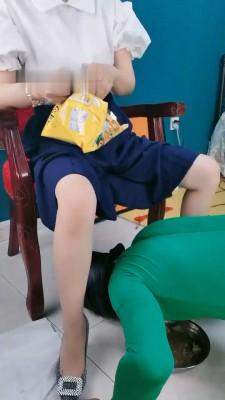 【调教视频】【魔鬼天使】伺候主人下班-咀嚼嘴洗丝袜/骑马