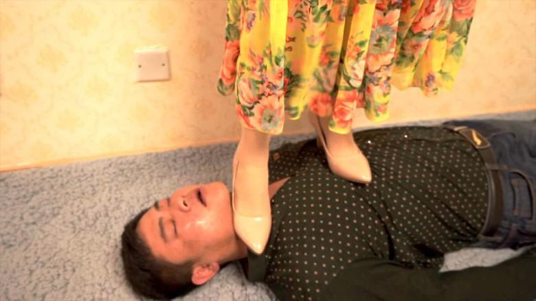 宅七高跟鞋踩脖子窒息