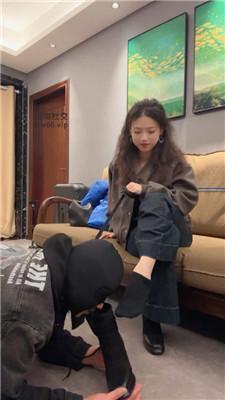 【素人挖掘机】臭脚丫捂脸/高跟短靴踩/骑马转胯 bf50400