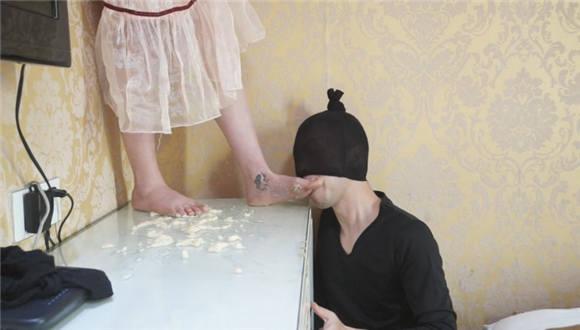 舞蹈演员晓晓的裸足踩水果脚喂食