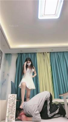 【月影儿】开发暗恋者做狗-高跟踩踏/脚插嘴