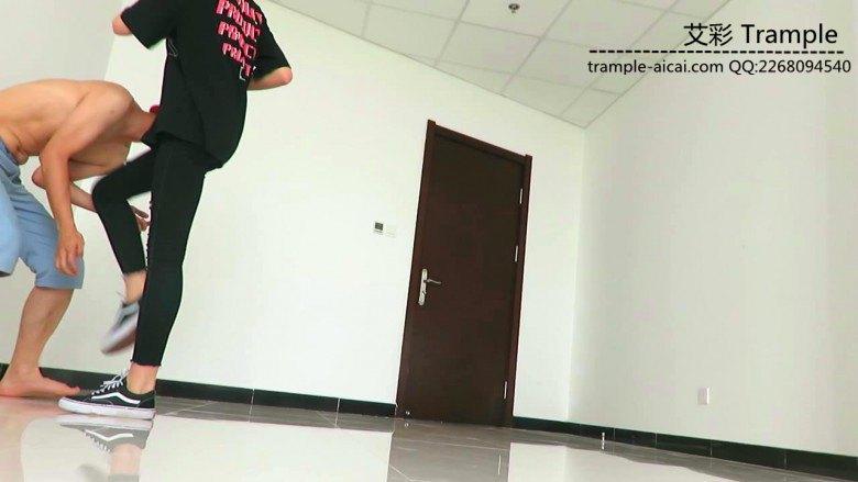 00后女主爆踢下体羞辱贱狗磕头！