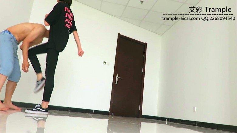 00后女主爆踢下体羞辱贱狗磕头！