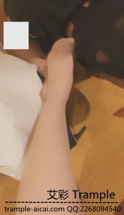 VIVI调教现实中的朋友踩踏羞辱闻肉丝