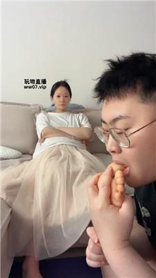 【埋汰】玉足踩虐猥琐狗继父 JS250308-3