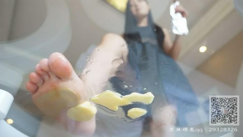 佳佳学生主的踩踏食物裸足喂奴